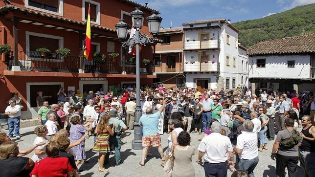 Zapatero salva la Memoria Histórica de los recortes