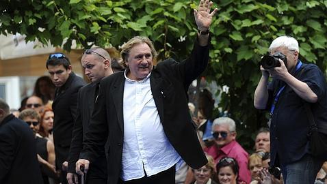 El actor Gerard Depardieu orina en medio de un avión