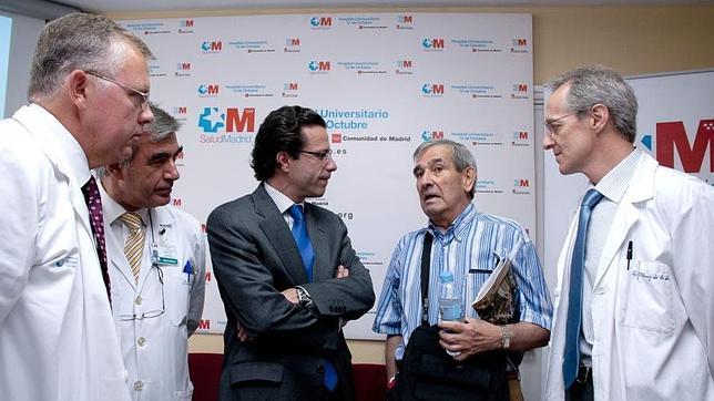 Implantan con éxito el primer corazón artificial a un paciente de 67 años