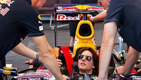 Tom Cruise se divierte al volante de un Red Bull