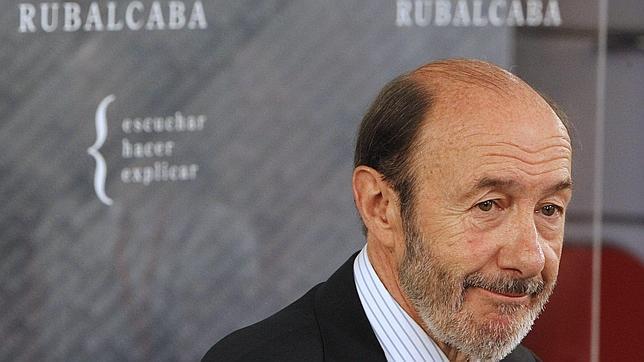Rubalcaba asume la negociación con el PP de la reforma constitucional