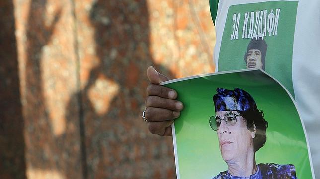 Gadafi reaparece para pedir a las mujeres y niños que «purifiquen» Trípoli