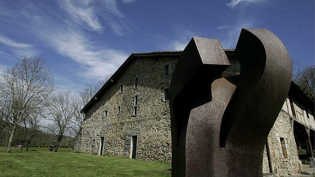 El museo Chillida-Leku reabre dos días para celebrar un seminario sobre el artista