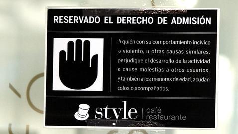 «Reservado el derecho de admisión a los menores, solos o acompañados»