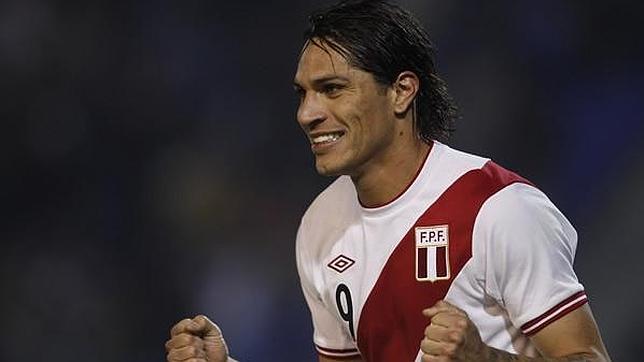 Paolo Guerrero se lesiona en un avión por su miedo a volar