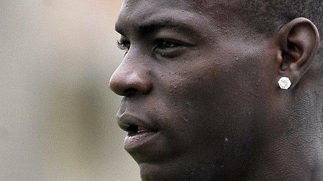 Balotelli tendrá que declarar por fotografiarse con dos mafiosos