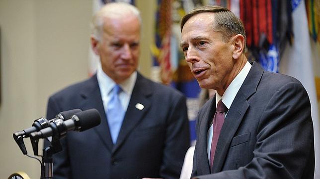 Petraeus toma el mando al frente de la CIA