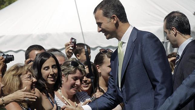 El Príncipe Felipe asegura que el Rey está «muy bien» tras su operación