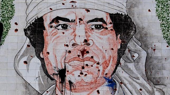 Interpol emite «aviso rojo» para detener a Gadafi, Saif al Islam y Al Senussi