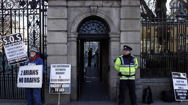 El BCE pide a Irlanda recortes en los salarios de los funcionarios