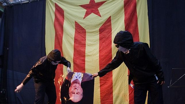 La Fiscalía de la Audiencia Nacional pide informes sobre la quema de banderas de España en la Diada