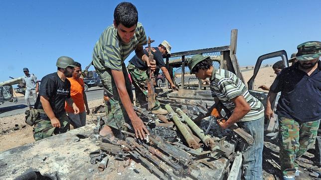 Tanto rebeldes como leales a Gadafi cometieron crímenes de guerra en Libia