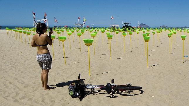 Plantan 594 escobas en la playa de Copacabana para luchar contra la corrupción