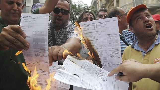 Grecia reduce las pensiones y manda a la «reserva» a 30.000 funcionarios