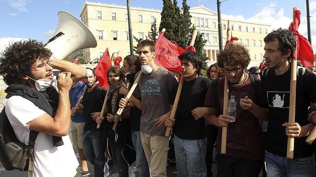 Moody's rebaja la calificación de ocho bancos griegos