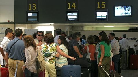 Los pasajeros de avión tendrán que pagar entre dos y doce euros más por contaminar