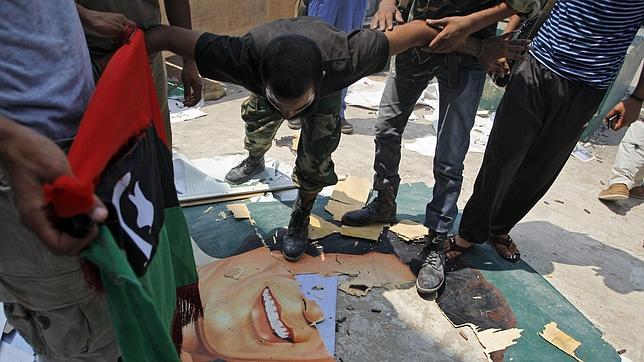 El CNT sitúa a Gadafi en la frontera con Argelia protegido por tribus tuaregs