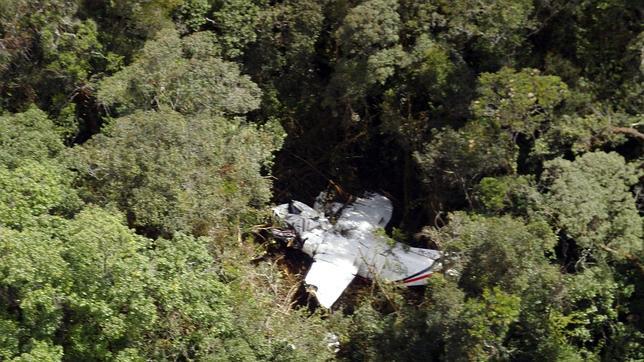 Avistan desde el aire el avión estrellado en la jungla de Indonesia