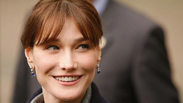 Carla Bruni ingresa en una clínica de París para dar a luz