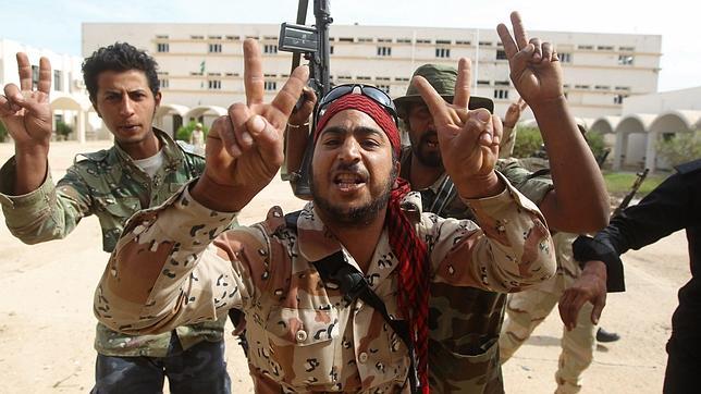 Los rebeldes toman nuevas zonas estratégicas en Sirte