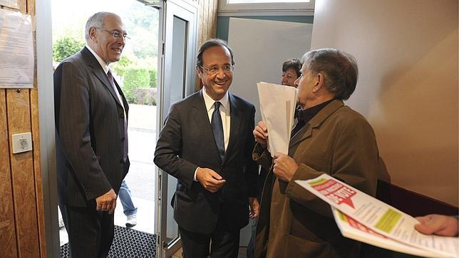 Hollande gana la primera vuelta de las primarias socialistas francesas