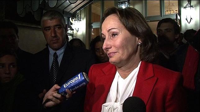 Ségolène Royal amenaza con seguir dando guerra