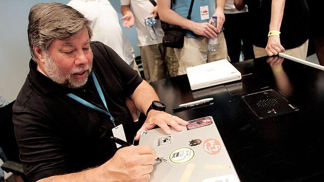 Steve Wozniak hace cola para comprar el iPhone 4S
