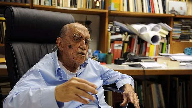 Niemeyer pide que no cese la actividad del centro que construyó en Avilés