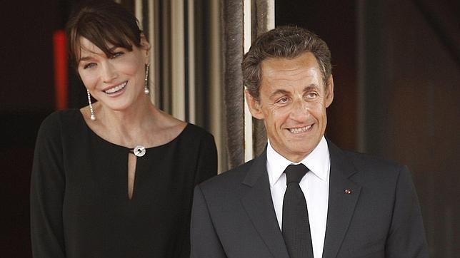 Carla Bruni, a punto de dar a luz, concede una entrevista a la televisión