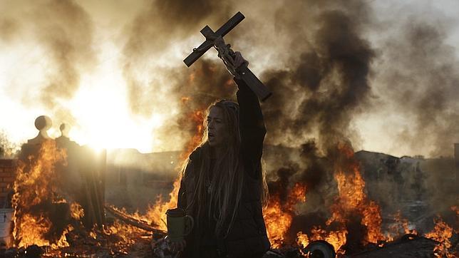 «Travellers» británicos se enfrentan a la Policía para evitar su desahucio