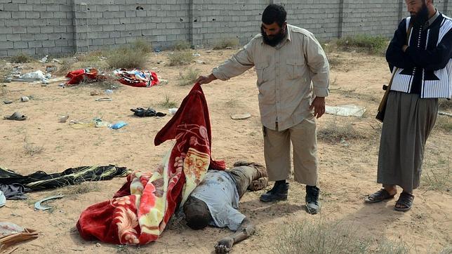 Gadafi murió tratando de huir al desierto con sus mejores hombres