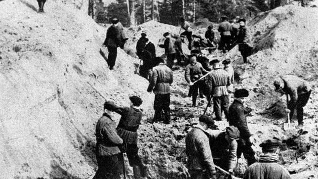 El nieto de Josef Stalin demanda a una televisión por decir que su abuelo autorizó la masacre de Katyn