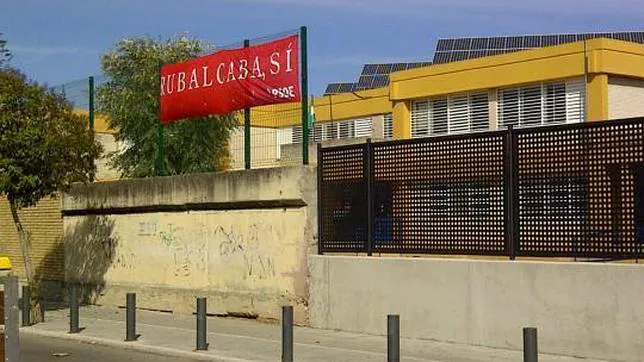 El PP llevará a la Junta Electoral los carteles del PSOE en centros públicos