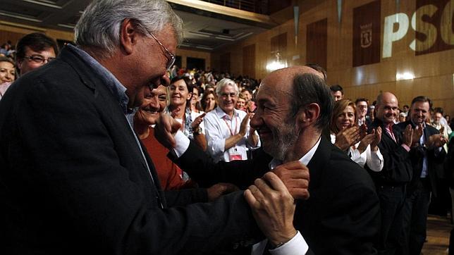 Rubalcaba compartirá tres mítines de campaña con González y uno con Zapatero