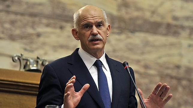 Papandreu retira el referéndum y pide un gobierno de coalición