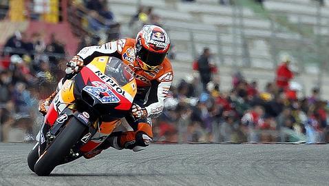 Stoner vence a Spies en una llegada de infarto