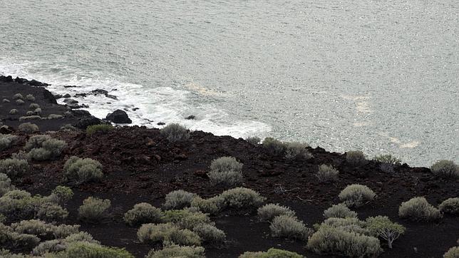 El volcán de El Hierro regala a los curiosos un mar de calmas tras sus últimos estallidos
