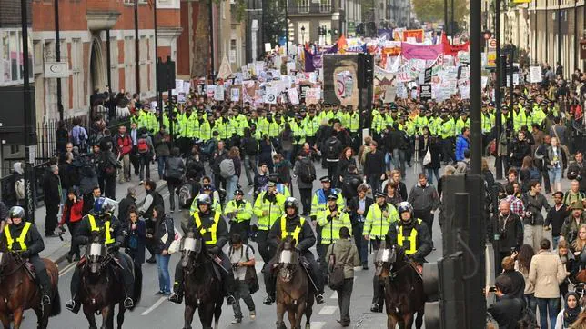 Miles de policías «escoltan» la manifestación estudiantil en la City