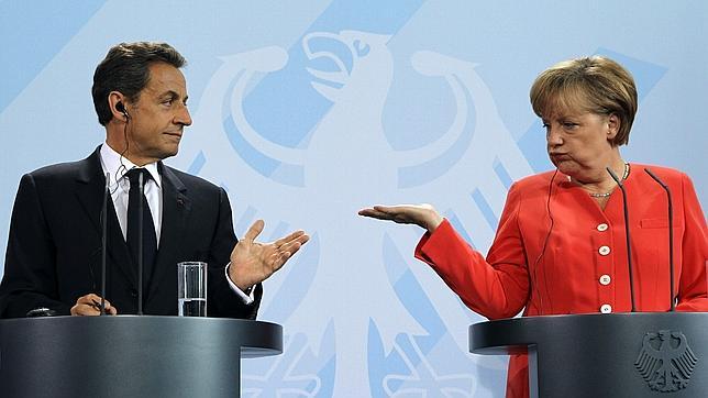 Merkel y Sarkozy sopesan proponer una eurozona «más pequeña e integrada»