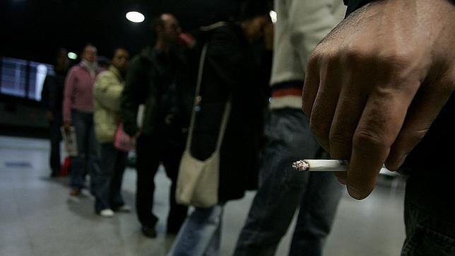 Los fumadores se ven otra vez en los bares si gana Rajoy