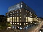 Giorgio Armani inaugura un hotel en Milán junto a Jessica Alba y Luis Medina