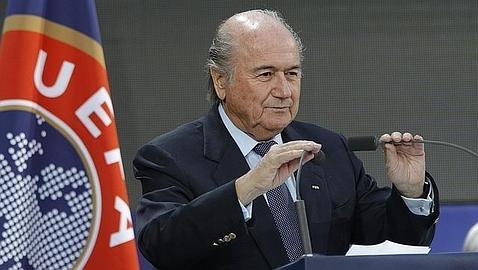 Blatter minimiza los recientes casos de racismo en el fútbol