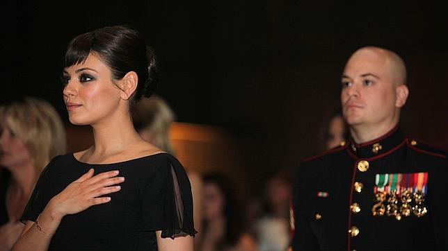 Mila Kunis y Justin Timberlake cumplen su promesa de ir al baile con los marines