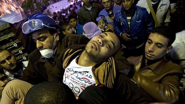 El Gobierno títere egipcio dimite, superado por la violencia en El Cairo