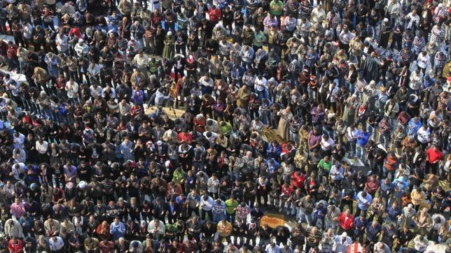 La revuelta de Tahrir se atrinchera frente a los militares