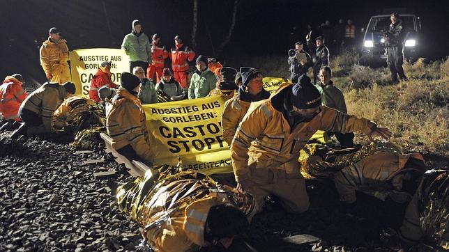 Los antinucleares alemanes bloquean el avance del tren con residuos radiactivos