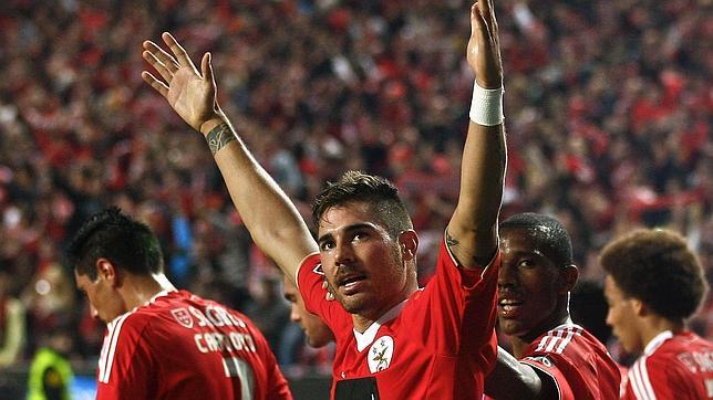 Javi García da al Benfica el derbi lisboeta y el liderato