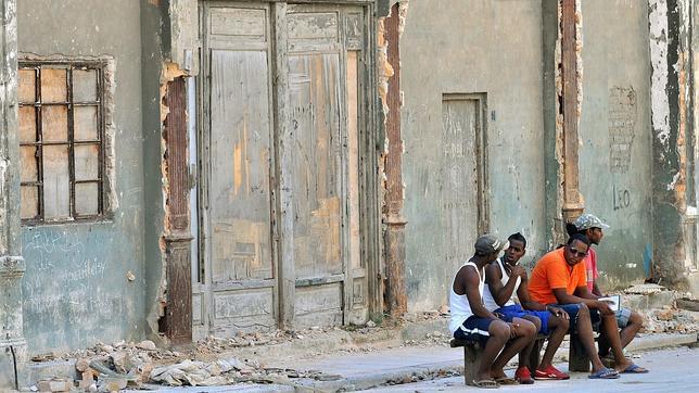 Los Castro instan a los cubanos a construir sus propias casas por la «escasez» de obreros