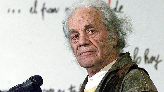 «Nicanor Parra está tranquilo, ya no cree en los premios», dice su secretaria personal