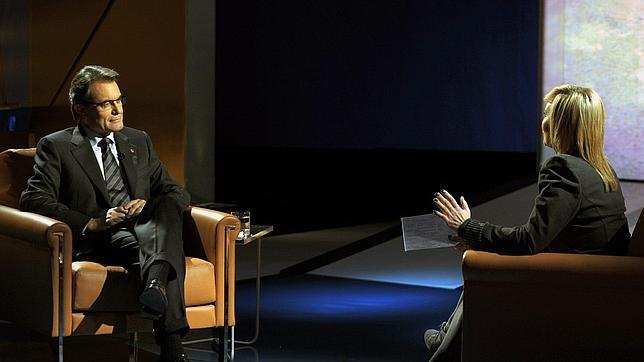 Artur Mas defiende los recortes en TV3 en una entrevista en la televisión pública catalana